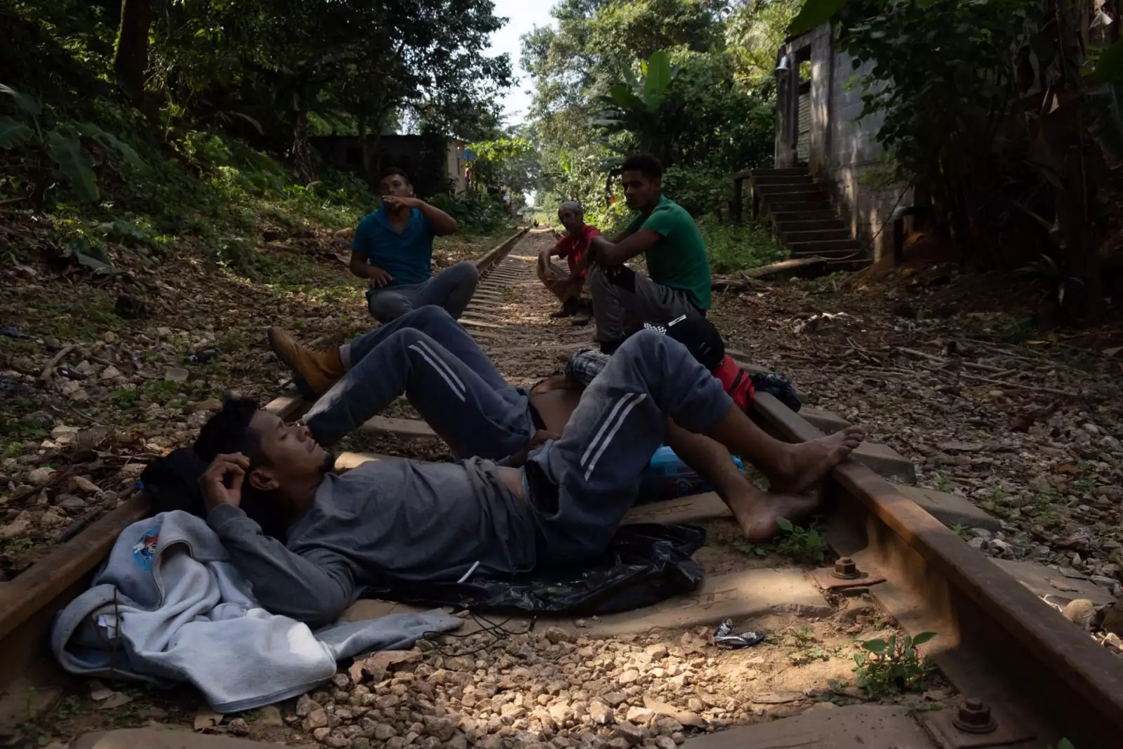 Migrantes hondureños continúan su camino sobre las vías del tren rumbo a Coatzacoalcos donde esperan poder abordar el tren La Bestia para cumplir con su objetivo de llegar a Estados Unidos. Durante la noche algunos deciden descansar para antes del amanecer continuar caminado.