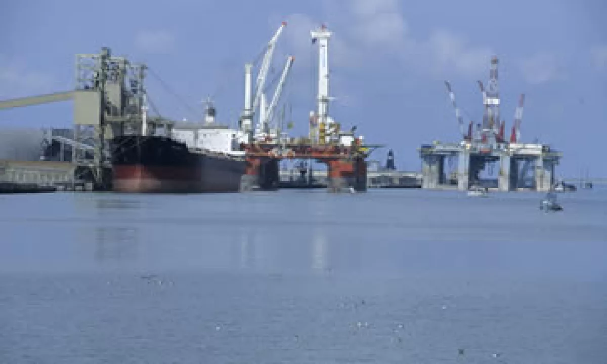 El petróleo operó entre los 81.03 y los 85.90 dólares. (Foto: Photos to go)