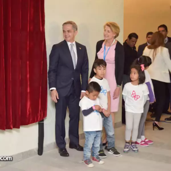 Miguel Ángel Mancera y Dolores Béistegui en la placa inaugural