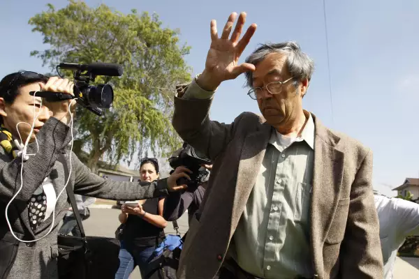 Dorian Satoshi Nakamoto afuera de su casa en Temple City en marzo de 2014, cuando los rumores lo apuntaban como el creador de la moneda virtual.