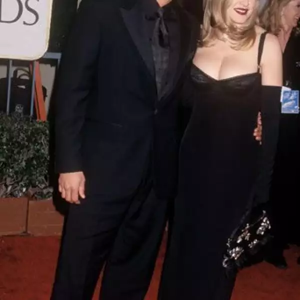 El entrenador fìsico y actor Carlos León, conoció a Madonna cuando ambos corrían por Central Park en 1994. A partir de ese momento se convirtió en él entrenador personal de la diva y a principios de 1996, mientras ella filmaba Evita, la Chica Material que