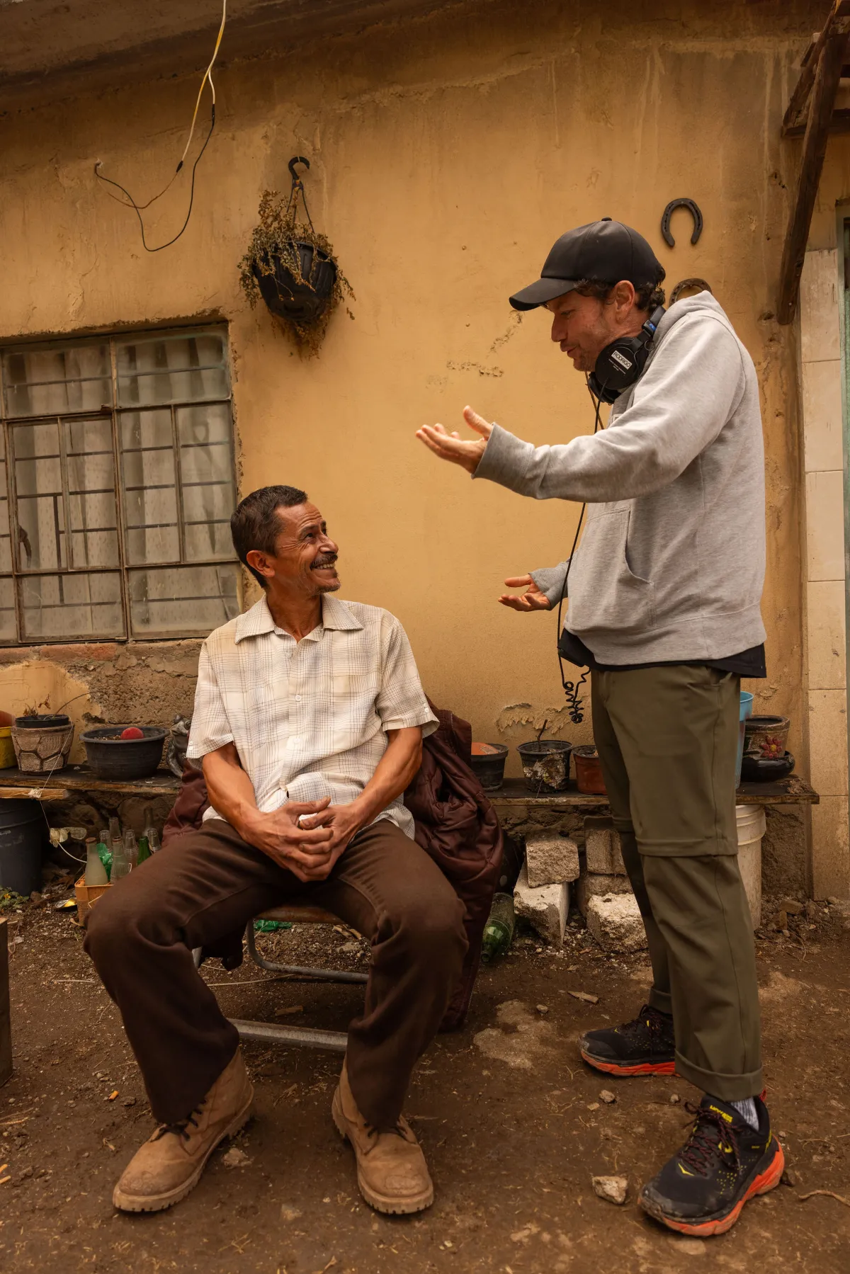 Gustavo Sánchez Parra y el director Rodrigo García en el set de Morro. 