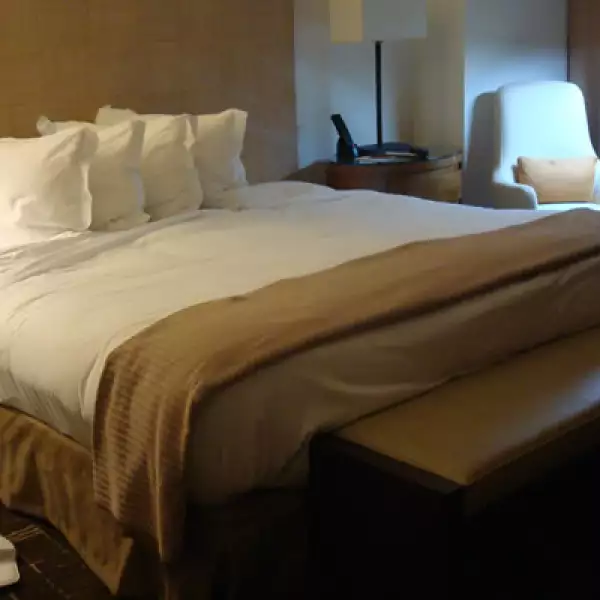 Como parte del servicio de la habitación, además del aseo diario por las mañanas, en las noches se abren las camas, se ponen pantuflas al pie de la cama y se prepara la habitación para recibir a su huésped listo para descansar con un poco de música.