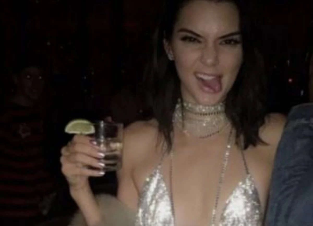 Kendall Jenner feliz en su festejo #21