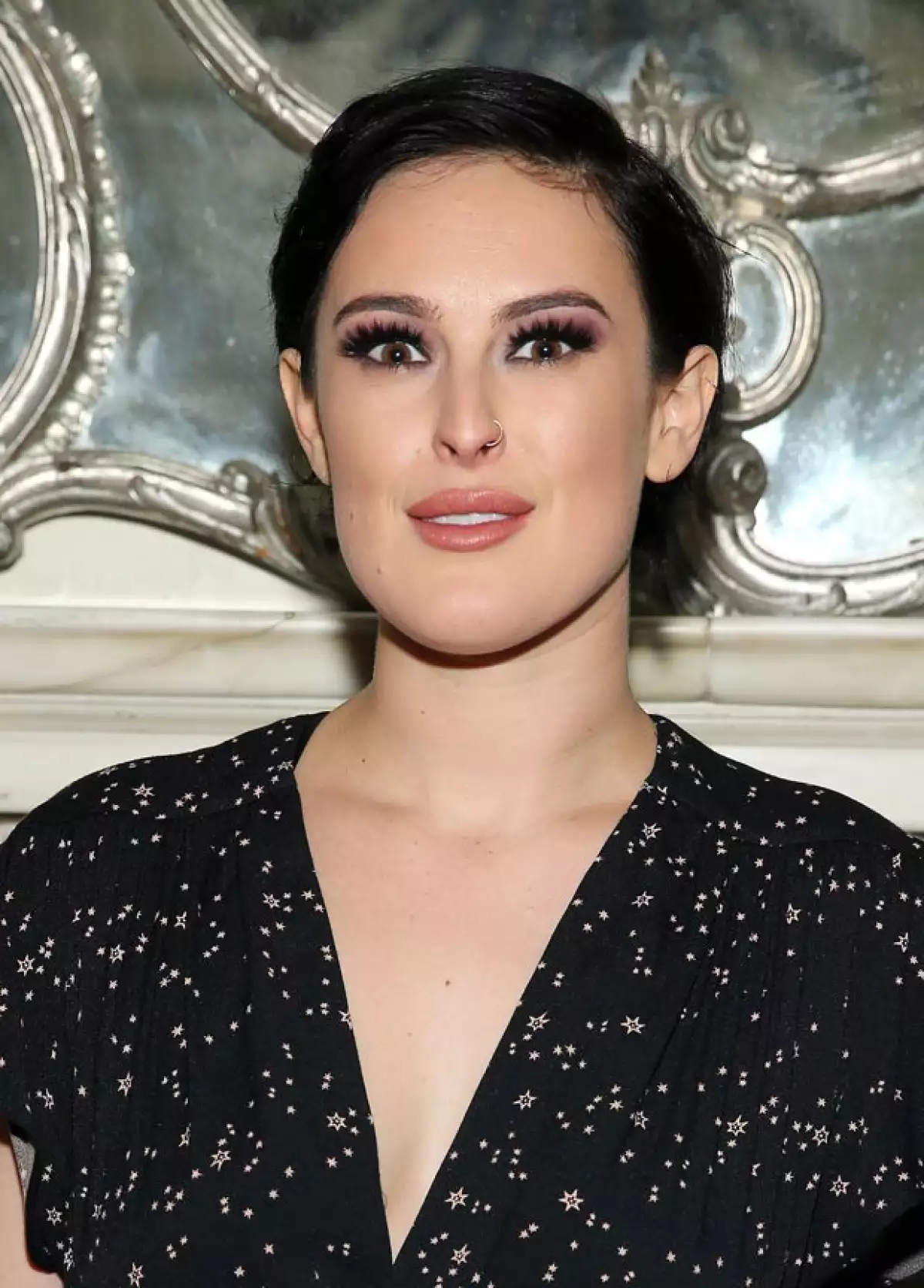 La hija de Demi Moore lució una expresión petrificada en un evento en Nueva York, dejando en duda si se sometió a un procedimiento estético.