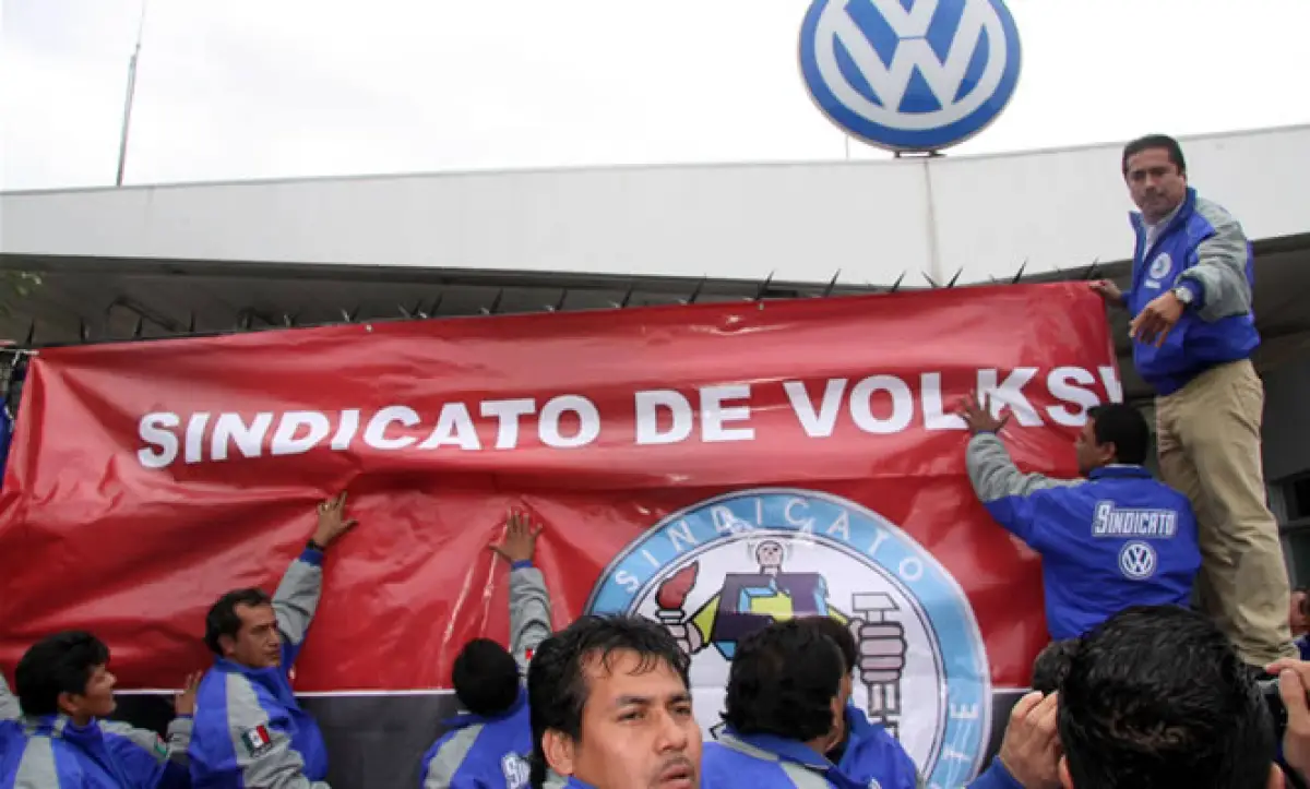 Volkswagen de México y el sindicato sobre la revisión salarial, tras ocho días de negociación no alcanzaron un acuerdo el martes estalló la huelga en la planta de Puebla.