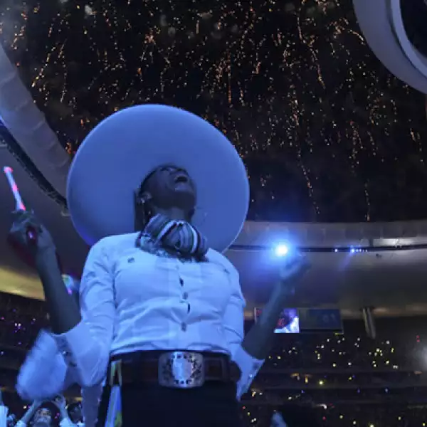 En cada sección de las gradas del estadio se vieron destellos multicolores como si simbolizaran el espíritu deportivo de aquellos guerreros que buscarán el podio en sus deportes.