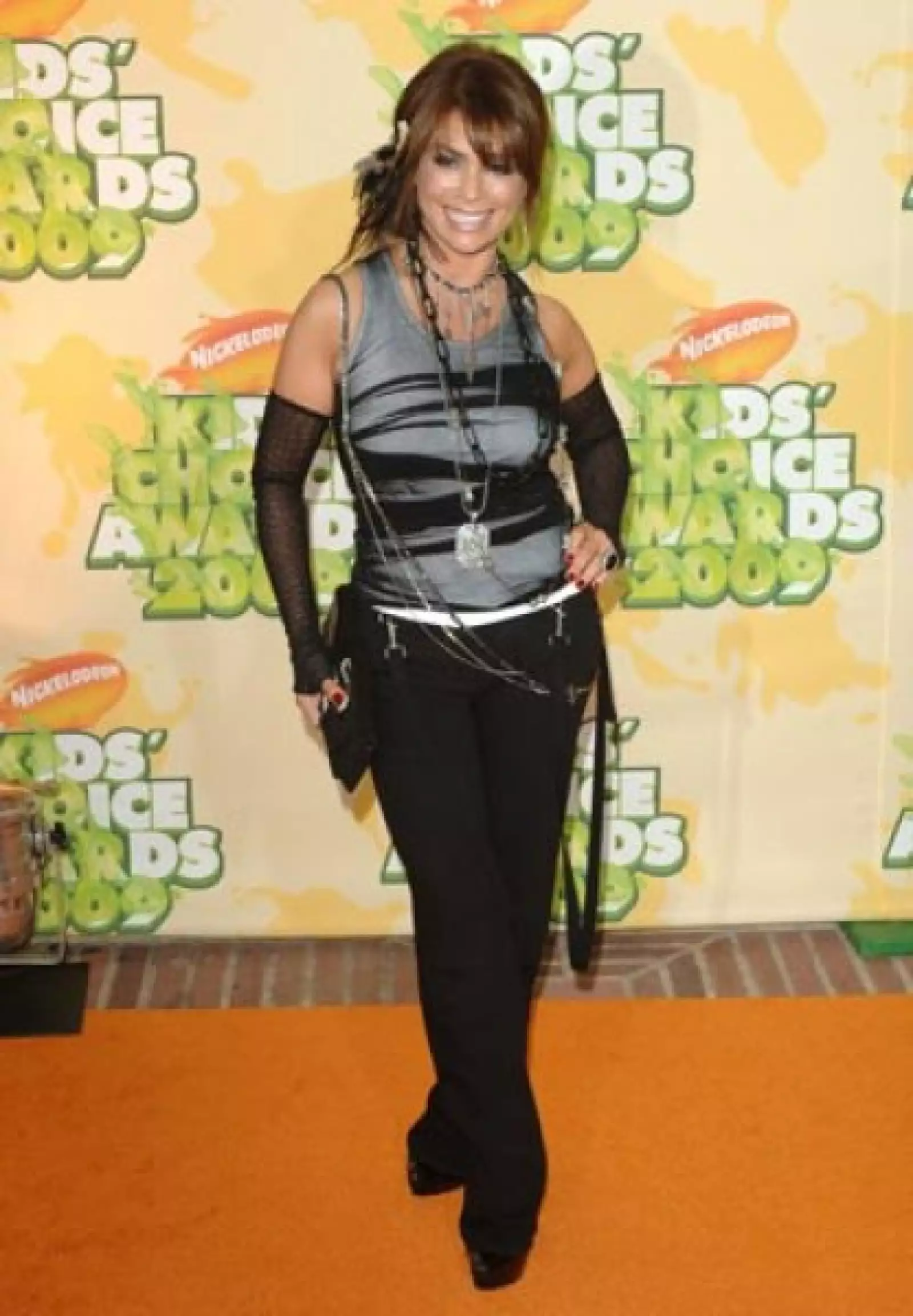 Con este atuendo un tanto extravagante, Paula Abdul desfiló por la alfombra naranja.