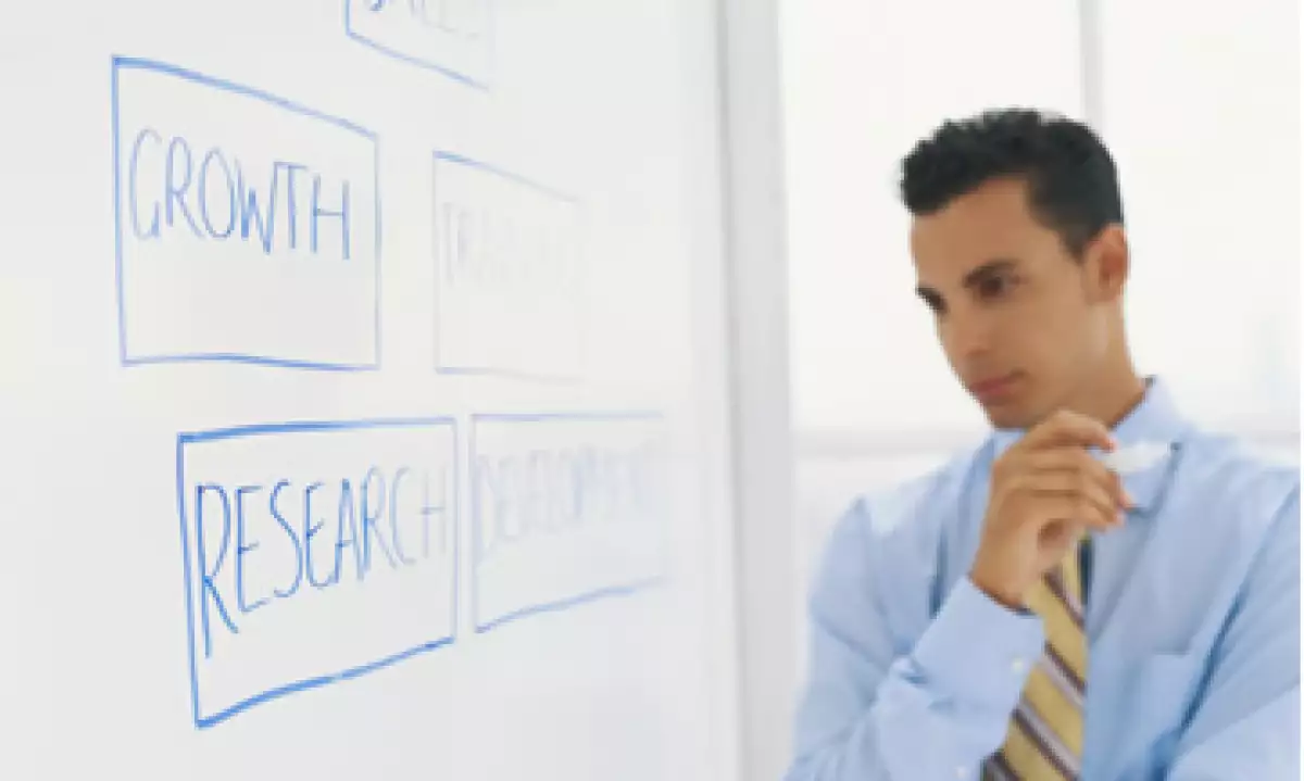 Hacer análisis y al mismo tiempo probar ideas de manera inmediata para solucionar un problema en la empresa puede ser mejor que proponer soluciones perfectas que tomen más tiempo en ejecutarse. (Foto: Thinkstock)