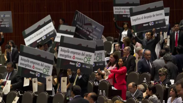 Desde sus curules los diputados mostraban carteles en forma de monederos electrónicos en los que escribieron consignas que acusan que la nueva legislación es un despojo.