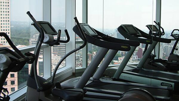 El Fitness Center también tiene vista panorámica, tiene además una barra de bebidas energéticas y rehidratantes.