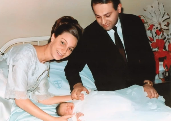 MUY JÓVENES. Se convirtieron en padres a poco menos de un año de casados Aquí cuando nació su hijo Carlos, en 1967.