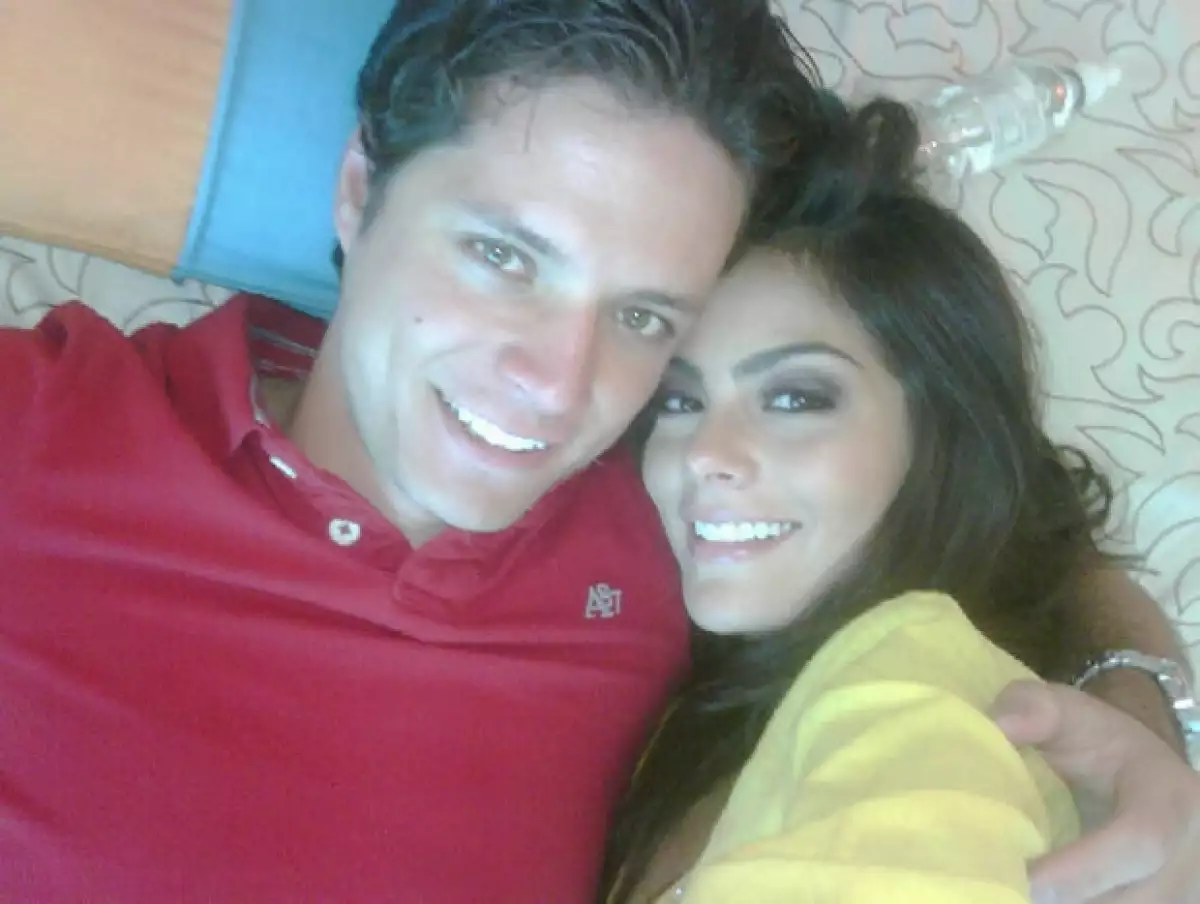 La única foto que ha subido a su cuenta de Twitter desde que se convirtió en Miss Universo fue esta en la que está con el novio. Y dijo: `Felices por miss universo jajajajaja :) eeeeeeee´.