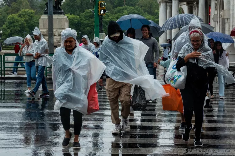 Lluvias en CDMX activan alerta roja y causan inundaciones