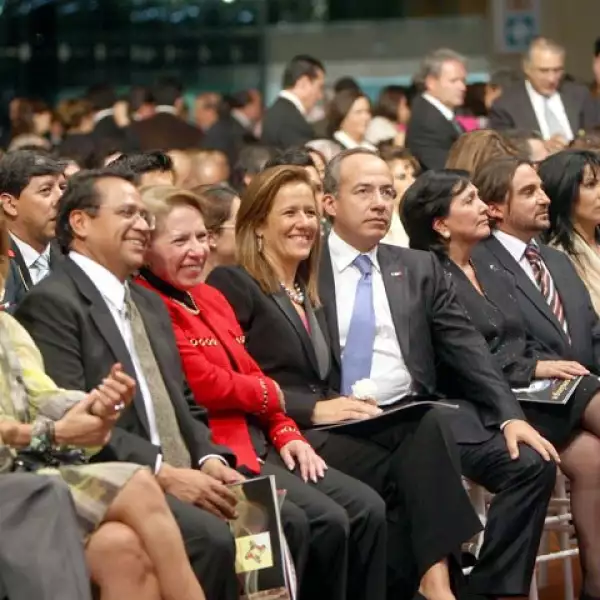 Además del presidente y su esposa, estuvieron también los secretarios de Gobernación, Fernando Gómez Mont; de Energía, Georgina Kessel, y de Turismo, Rodolfo Elizondo Torres.