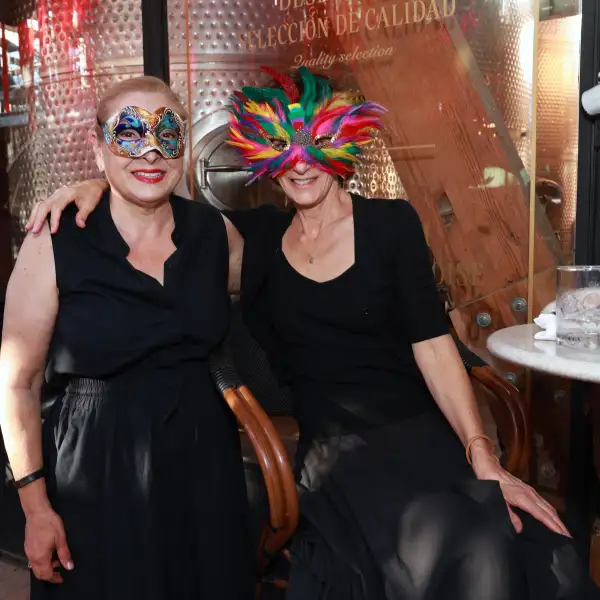 Linda Capetillo-Cunliffe y Karen Crawford