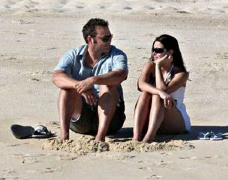 El actor estadounidense le propuso matrimonio a su novia Kyla Weber con un anillo de platino con un diamante.