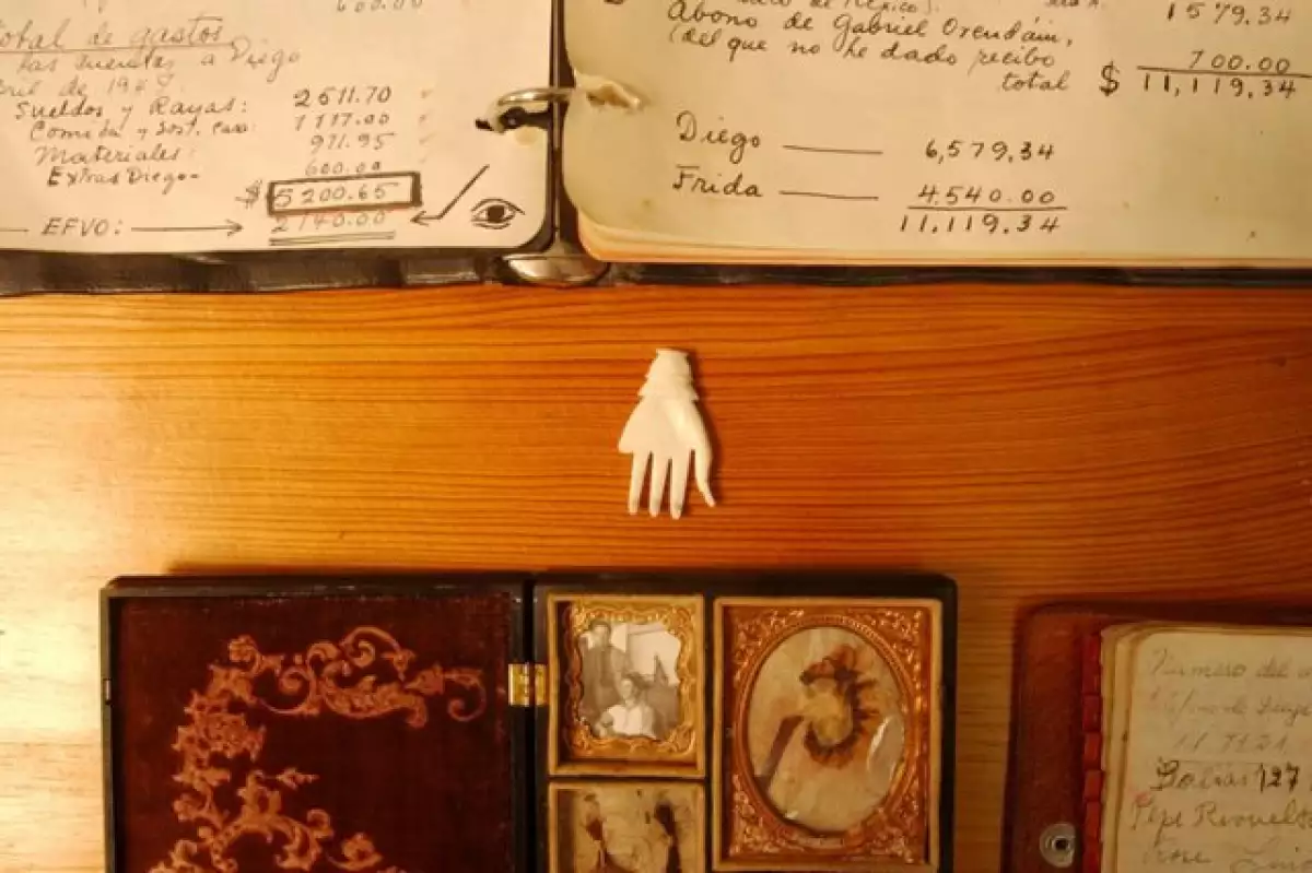 Al menos 180 objetos fueron encontrados adentro del baño de la Casa Azul -dónde vivió la pintora- incluyendo este arete en forma de mano, que se cree pudo haber sido regalo del pintor Pablo Picasso para Frida.