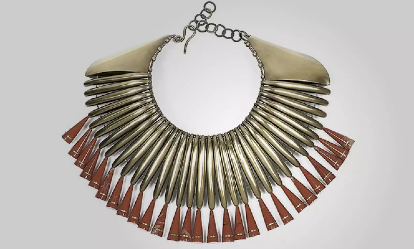 Con un baño de oro, esta gargantilla puede lucir a la perfección sobre tu cuello.