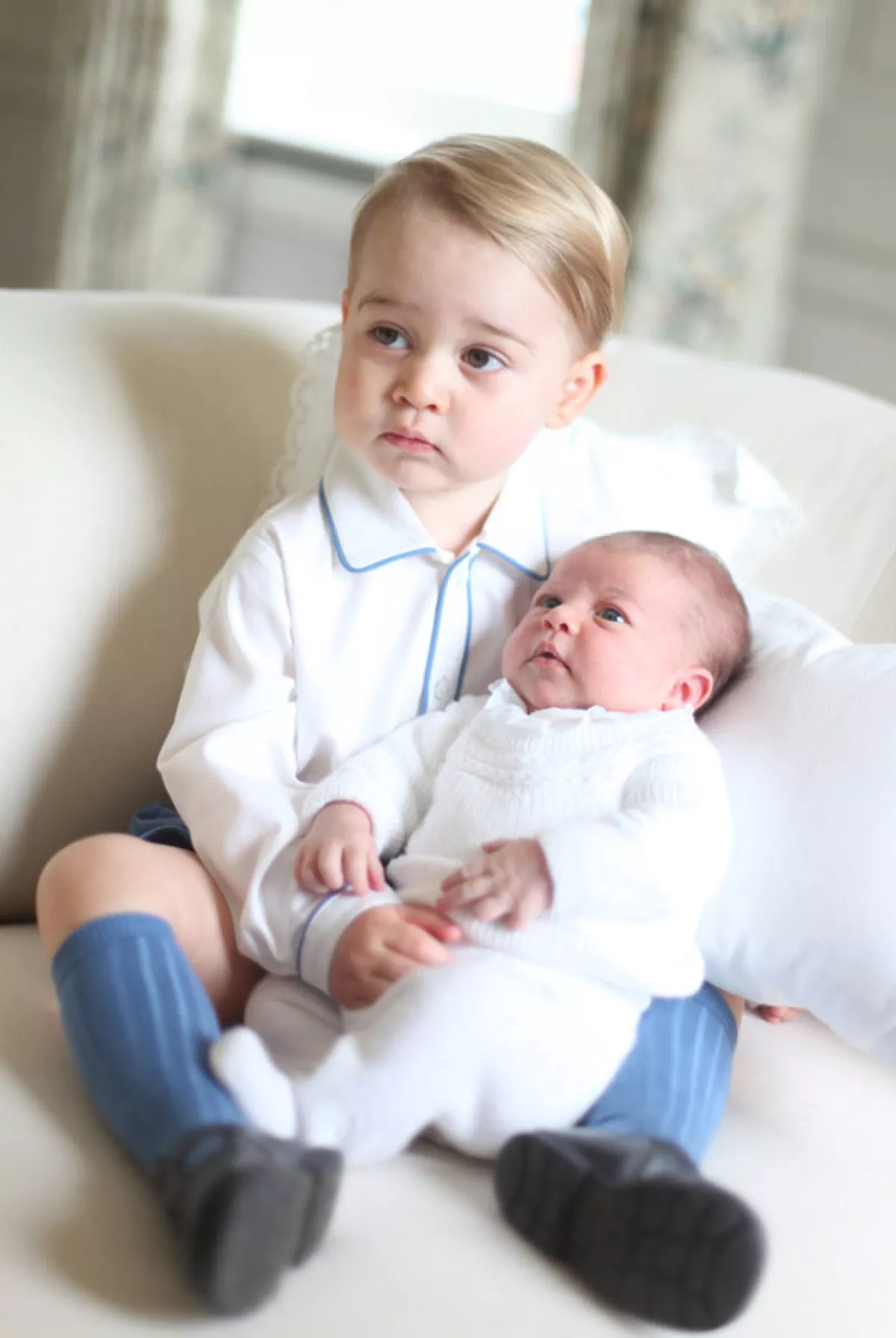 Los pequeños hijos de los duques de Cambridge han causado revuelo en las redes sociales al aparecer por primera vez en esta sesión de fotos.