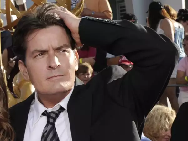 Charlie Sheen fue detenido recientemente en Nueva York cuando bajo los efectos de alguna sustancia comenzó a arrojar muebles por la ventana del cuerto de un hotel.