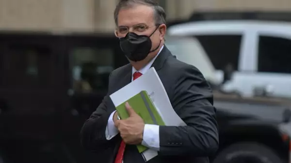 Marcelo Ebrard informó que dio positivo a covid. 