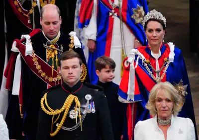 El príncipe William, el príncipe Louis y la princesa Kate en la Coronación de Carlos III