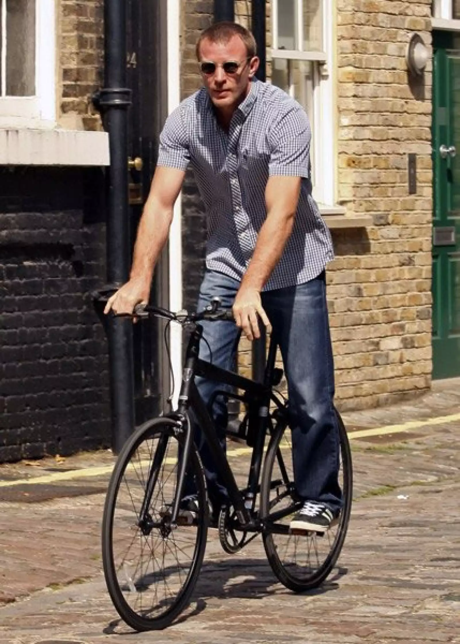 La ex pareja de Madonna, Guy Ritchie, fue captado dando un paseo en bicicleta por las calles de Londres.
