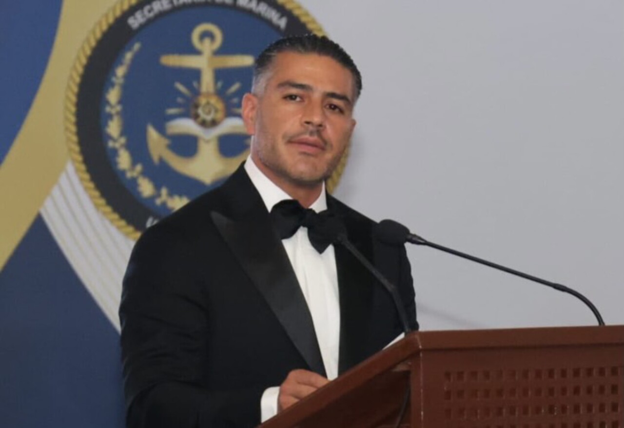 Omar García Harfuch impacta vestido de esmoquin como padrino de los graduados de la Heroica Escuela Naval Militar