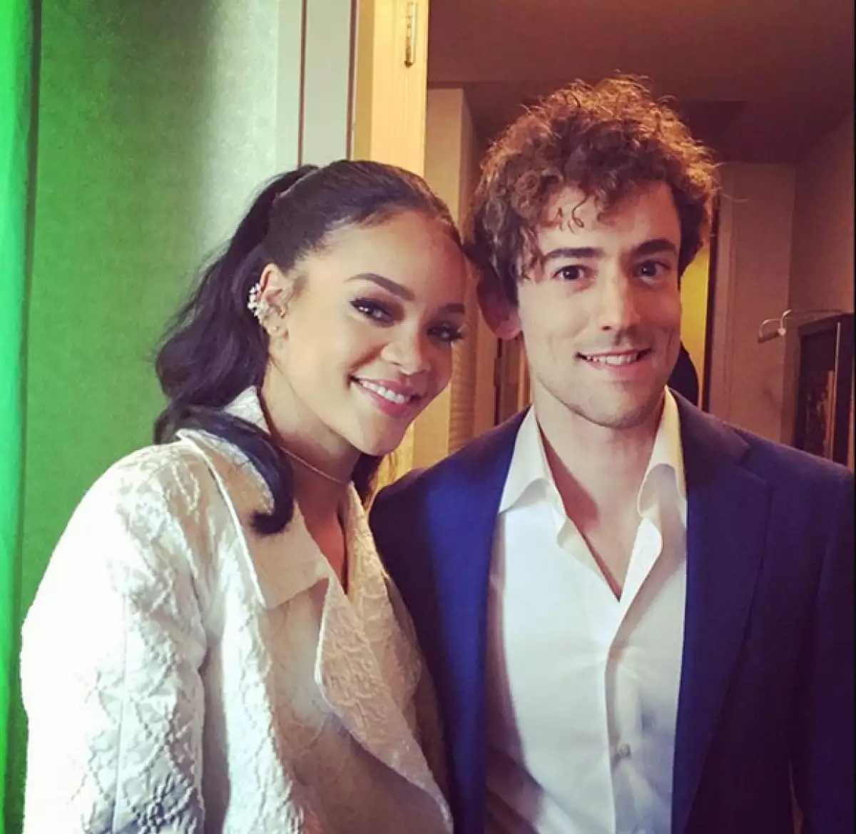 El actor mexicano estuvo con la cantante y el actor de “The Big Bang Theory” para platicar sobre su nueva película animada “Home”, en la que él da vida a uno de los personajes.