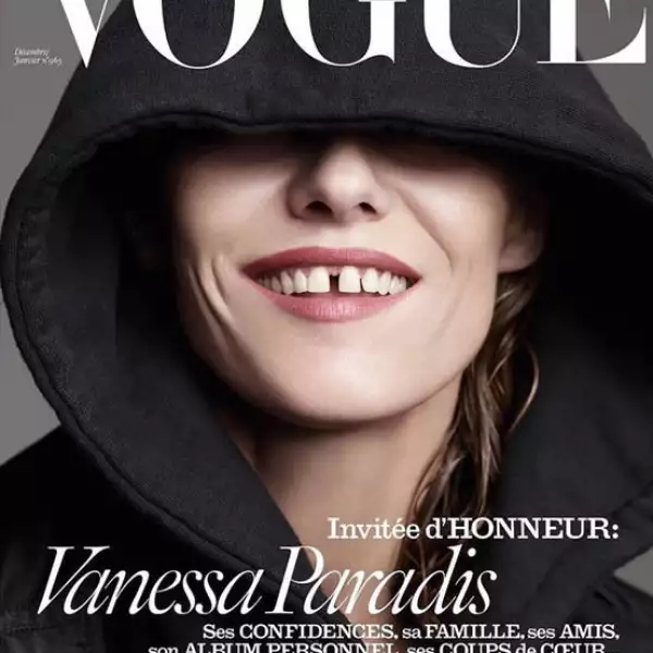 Vogue París: Para la portada de diciembre-enero, Vanessa Paradis sorprende con una foto de David Sims, sonriendo y con una hoodie negra.