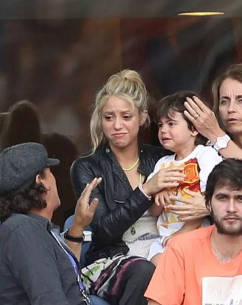 La cantante colombiana compartió una foto en la que aparece su hijo mayor llorando, al grado que ni ella, la mamá de Piqué o Carlos Vives lograron calmarlo.