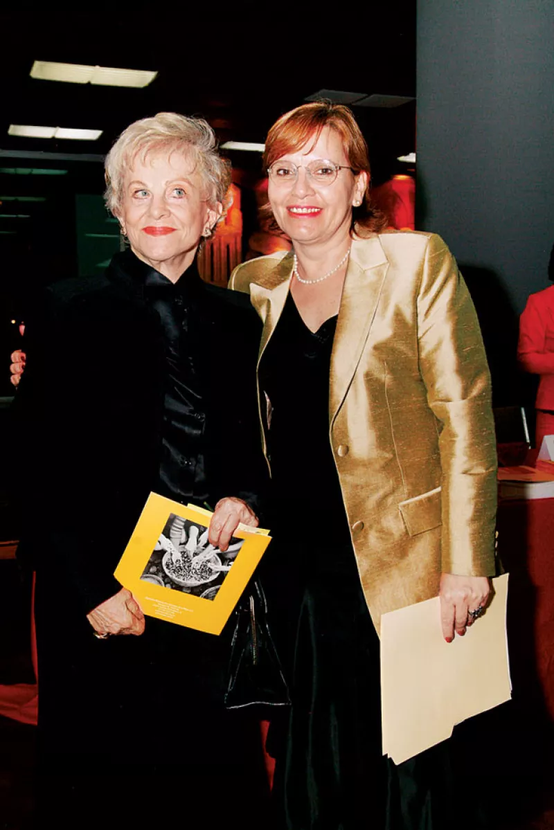 La doctora ha creado un premio económico que premiará a las mujeres con relatos de superación ante la adversidad. Conoce aquí los requisitos para aplicar.