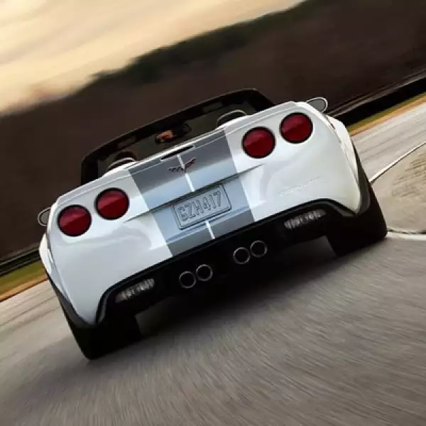 Como características especiales, este modelo cuenta con color exterior Arctic White con franjas en color azul plateado que recorren el cofre, techo y cajuela.