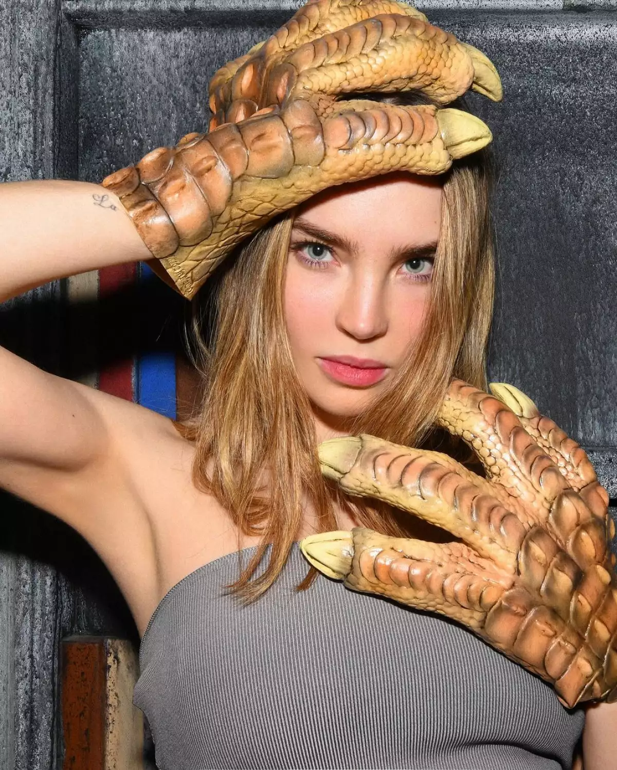 Belinda usa accesorios de latex este Halloween. 