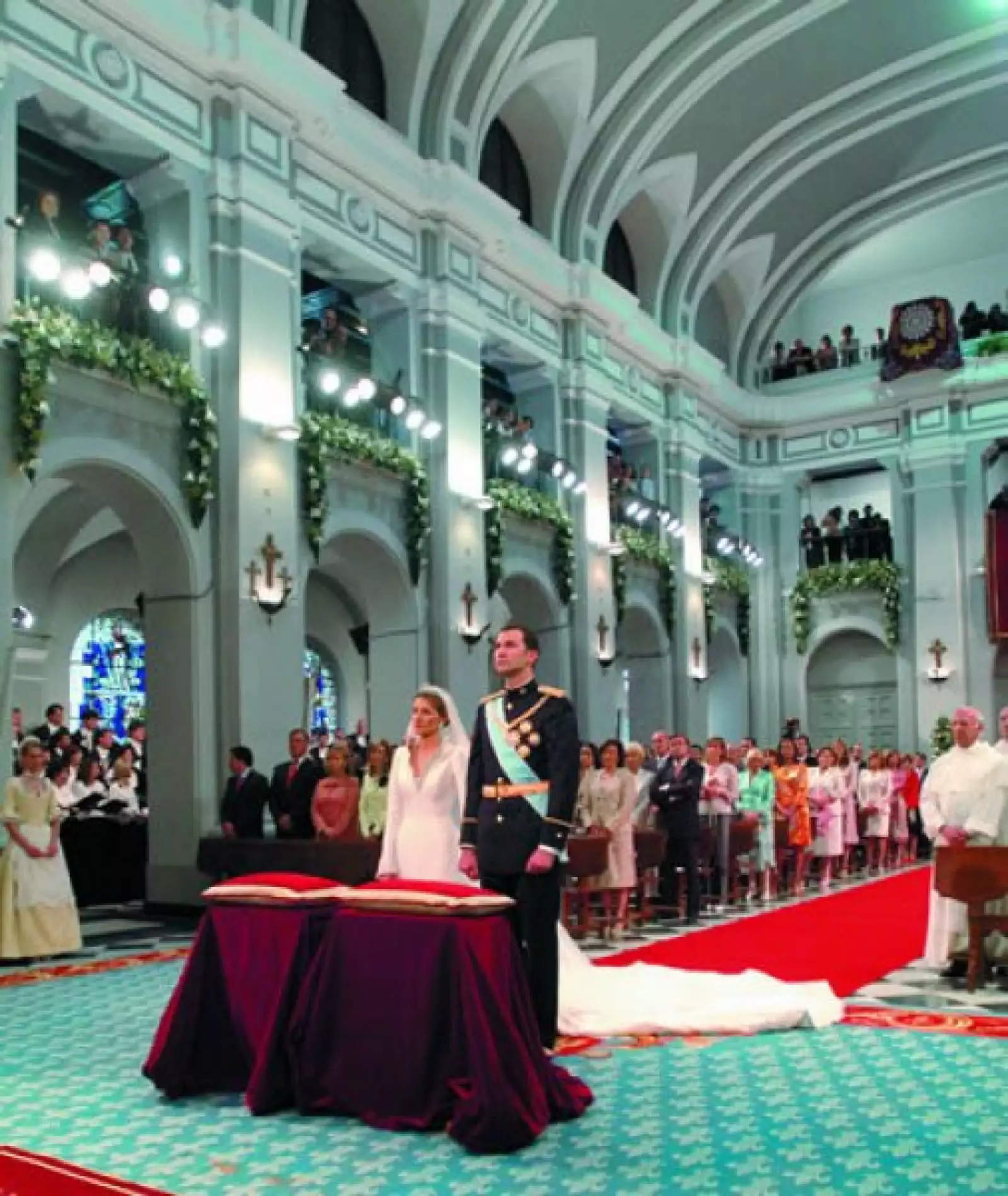 La pareja dentro de la Basílica de Atocha, donde depositaron el ramo. Letizia usó la tiara helénica que lució la reina Sofía en su boda.