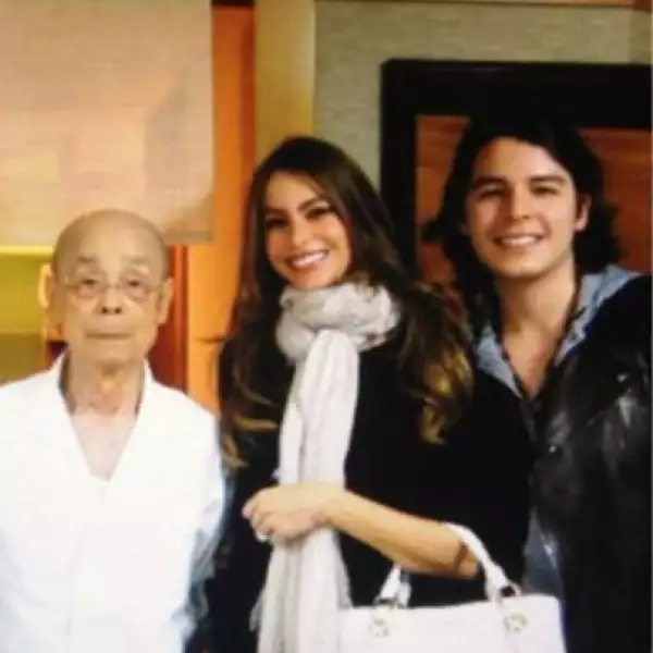 Pero como buena madre latina, la actriz llevó a su hijo Manolo ha vivir esta aventura.