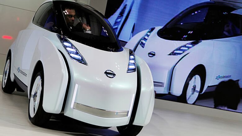 El Land Glider es un automóvil de la firma japonesa, Nissan, que se recarga al estar en movimiento, tiene un sistema que inclina el vehículo unos 17 grados para poder recorrer curvas de mejor manera.