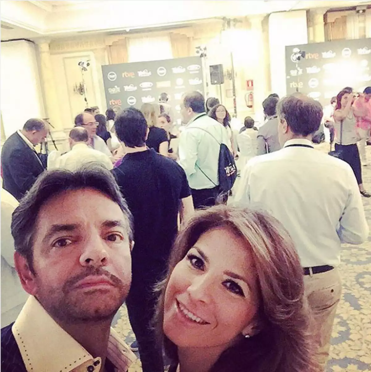 Hoy la conductora de `Netas Divinas´ celebra su 44 aniversario, por lo que su esposo aprovechó las redes sociales para darle una especial sorpresa, en la cual estuvo inmiscuida su pequeña de un año.
