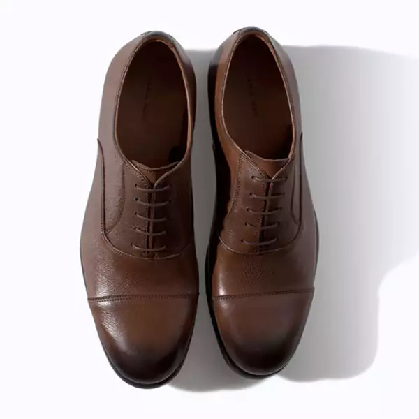 ¿Le vas a regalar a alguien formal y amante del trabajo? Estos zapatos son la opción perfecta. (Zara, 1,399 pesos)