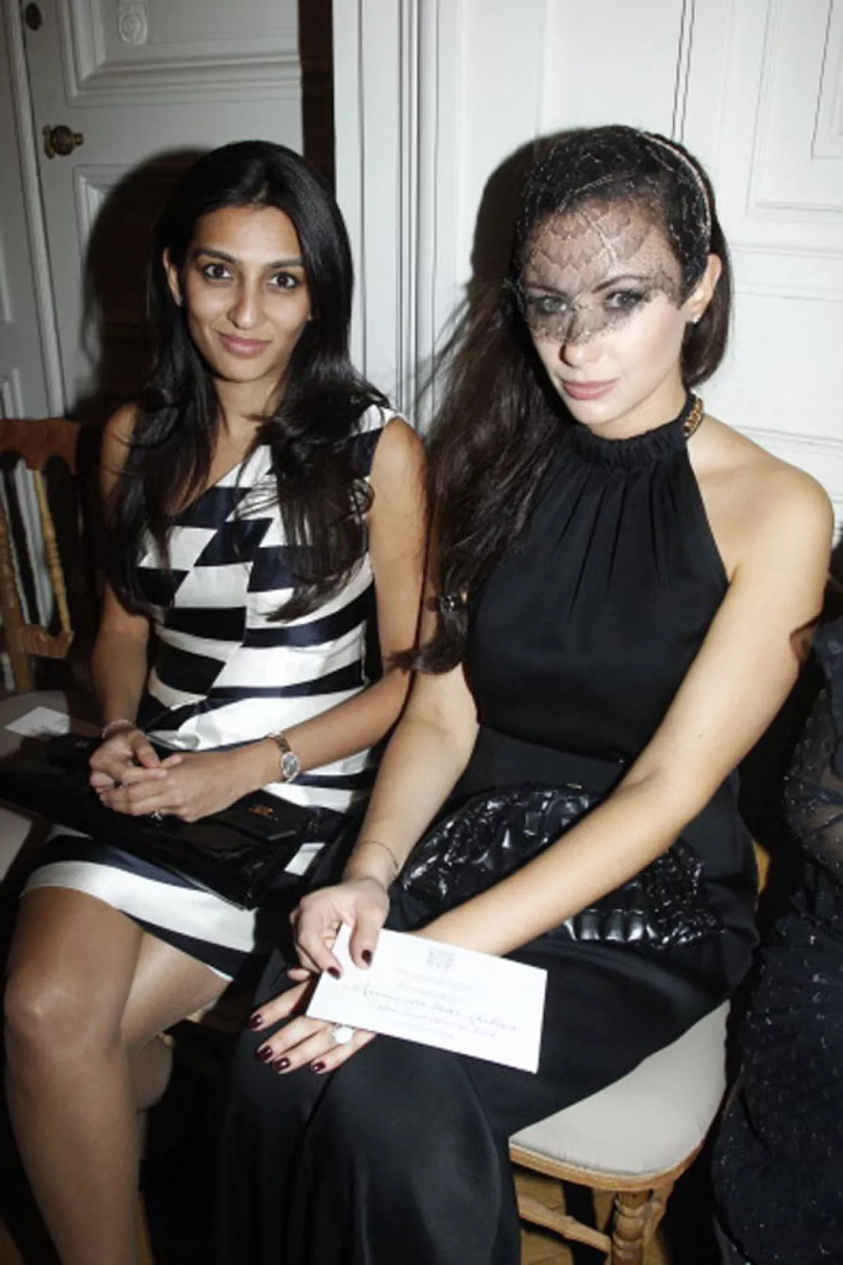 Vanisha Mittal a la izquierda, en el front row de Saint Laurent con la también heredera Camilla Al Fayed.