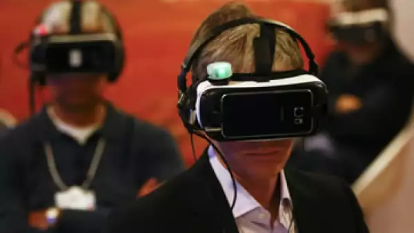 Google lanzará un visor de realidad virtual que será la competencia de Samsung este año, de acuerdo con reportes. (Foto: Reuters)