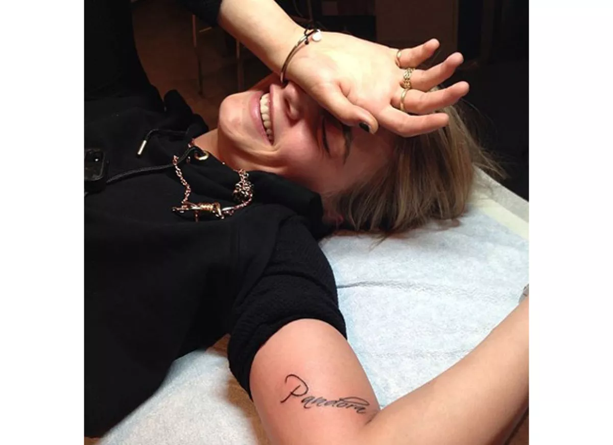 La simpática modelo de 21 años acudió con su tatuador favorito de Nueva York.