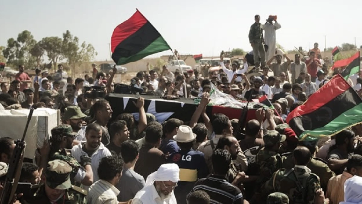 Libia - rebeldes - funeral líder