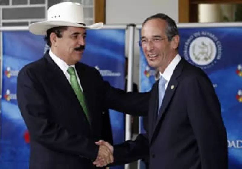 Manuel Zelaya (izq), depuesto mandatario hondureño se reunió con Álvaro Colom, presidente de Guatemala. (Foto: Reuters)