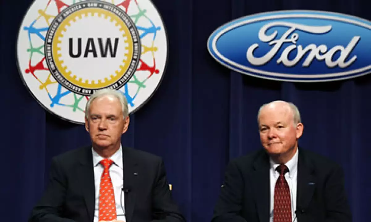 John Fleming, vicepresidente de Ford para asuntos fabriles (izquierda), dijo que la mayor parte de los nuevos empleados recibirá un salario menor que los más veteranos. (Foto: AP)