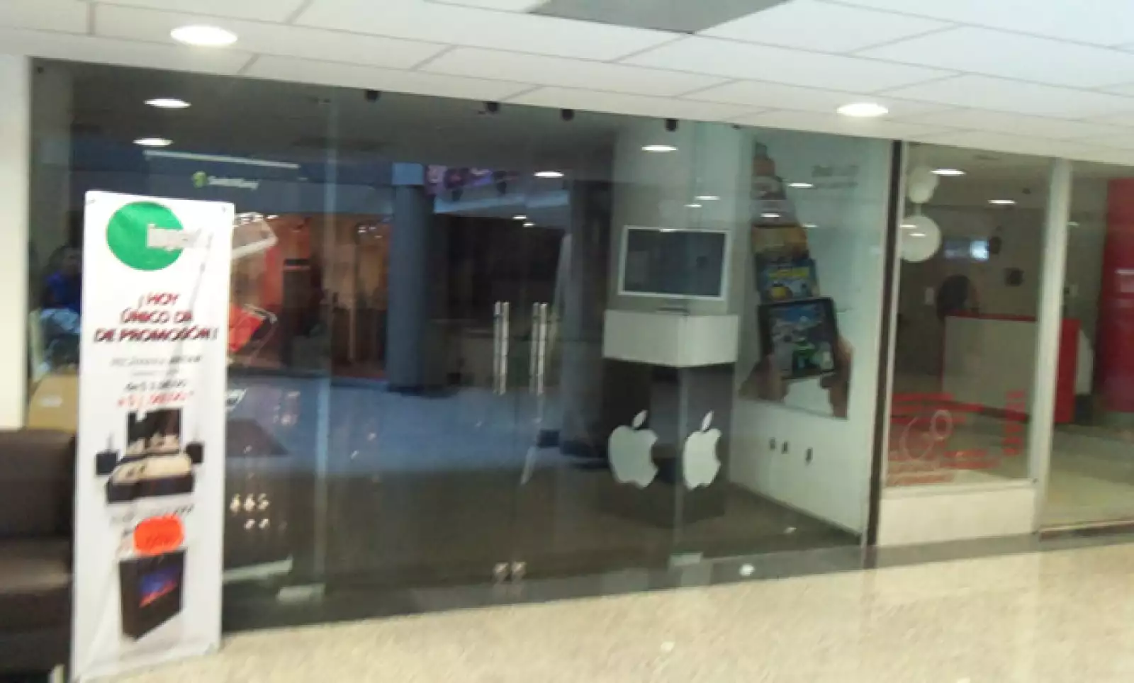 En la plaza también hay locales de otras compañías como, Adecco y Tu Casa Express, o el salón de belleza vecino de la ‘MacStore’.