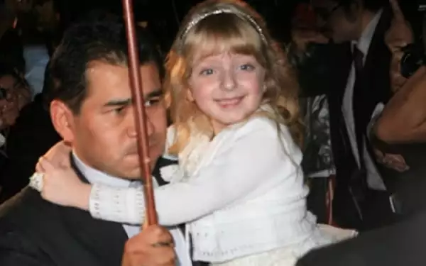 La hija de Edith González, Constanza, lució feliz y estuvo lanzándole pétalos de rosas toda la noche.
