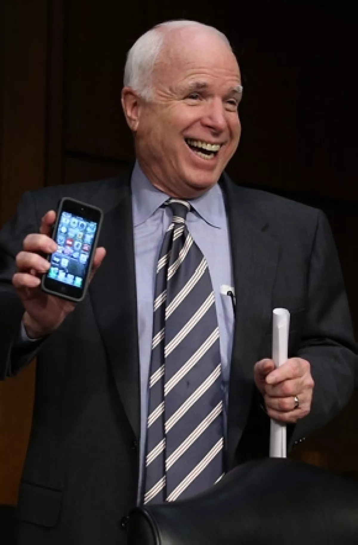 El senador mostró su celular al senado el día de ayer para probar que no estaba jugando poker.
