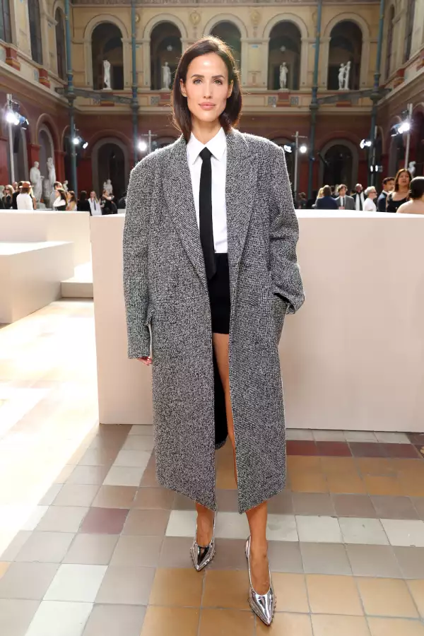 look con corbata para mujer